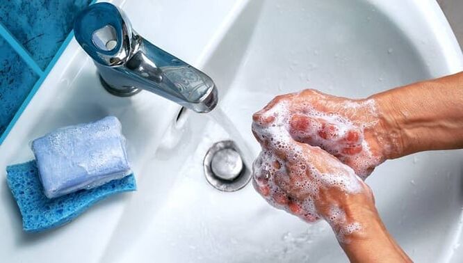 lavaggio delle mani dai parassiti