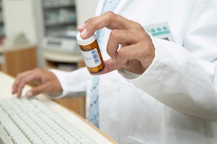 il medico prescrive pillole per la prevenzione dei vermi